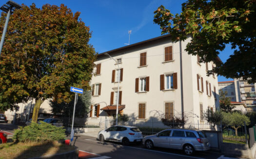 Ponte San Pietro- Splendido trilocale da ristrutturare con box e piccolo giardino