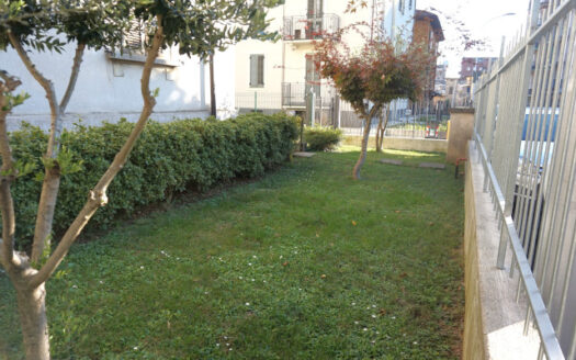 Ponte San Pietro- Splendido trilocale da ristrutturare con box e piccolo giardino