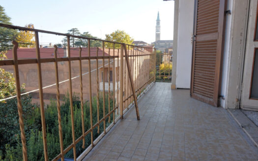 Ponte San Pietro- Splendido trilocale da ristrutturare con box e piccolo giardino