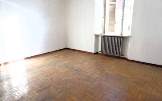 Ponte San Pietro- Splendido trilocale da ristrutturare con box e piccolo giardino