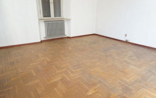 Ponte San Pietro- Splendido trilocale da ristrutturare con box e piccolo giardino