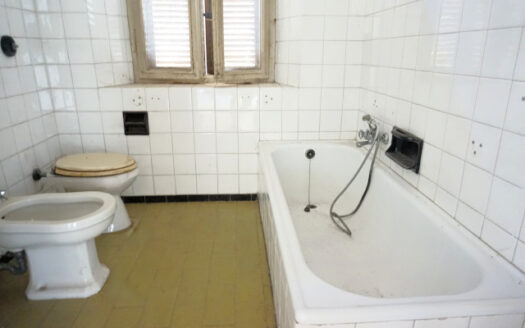 Ponte San Pietro- Splendido trilocale da ristrutturare con box e piccolo giardino