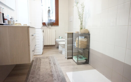 Caprino Bergamasco – Recente bilocale con giardino privato