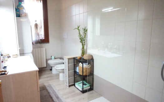 Caprino Bergamasco – Recente bilocale con giardino privato