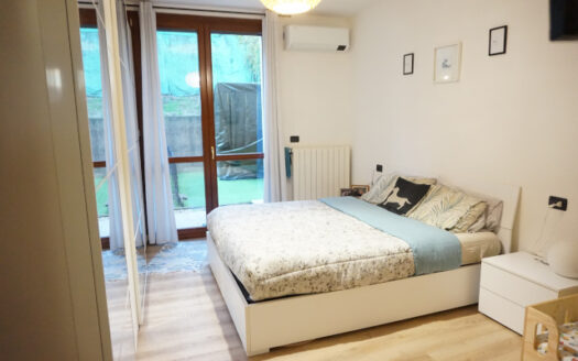 Caprino Bergamasco – Recente bilocale con giardino privato