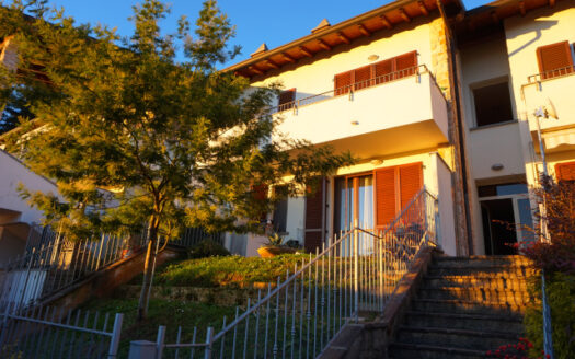 Caprino Bergamasco – Recente bilocale con giardino privato