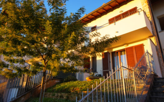 Caprino Bergamasco – Recente bilocale con giardino privato