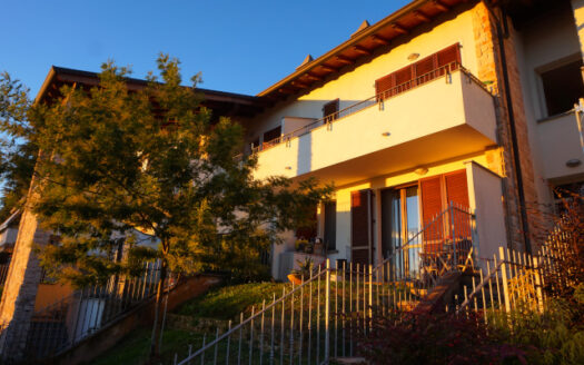 Caprino Bergamasco – Recente bilocale con giardino privato