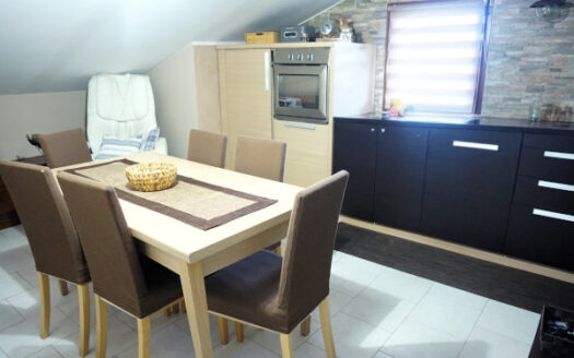 TERNO D’ISOLA Trilocale con Mansarda e Giardino Privato