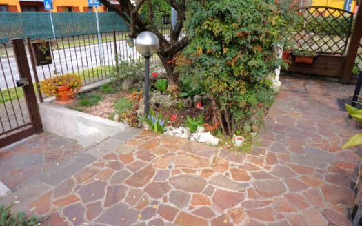 TERNO D’ISOLA Trilocale con Mansarda e Giardino Privato