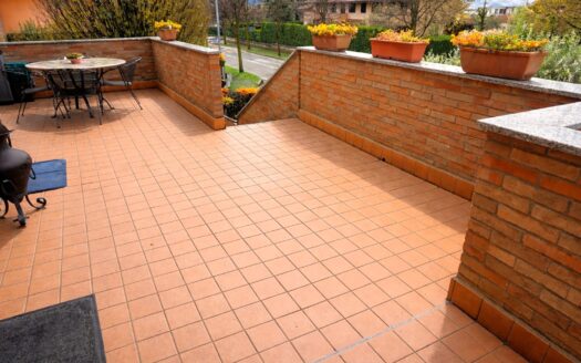 TERNO D’ISOLA Trilocale con Mansarda e Giardino Privato