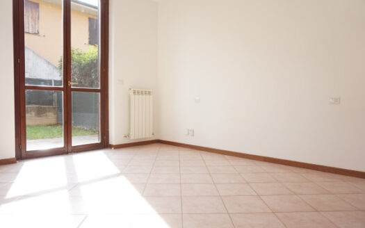 Madone Bilocale in villa con ampio giardino privato e box