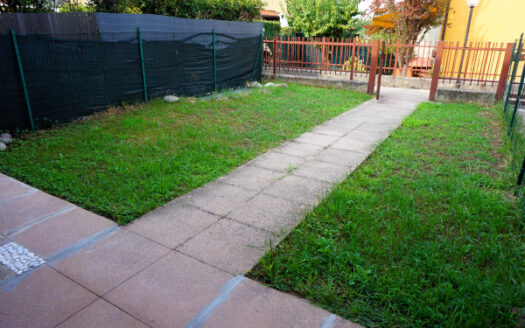Madone Bilocale in villa con ampio giardino privato e box