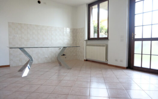 Madone Bilocale in villa con ampio giardino privato e box