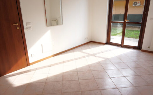 Madone Bilocale in villa con ampio giardino privato e box